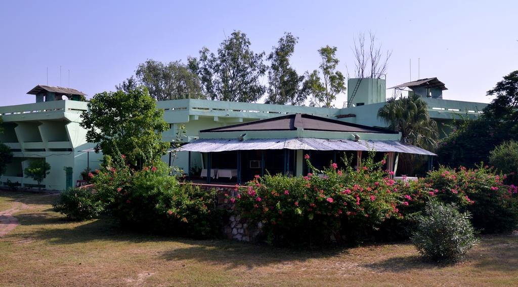 Hotel Bharatpur Ashok エクステリア 写真