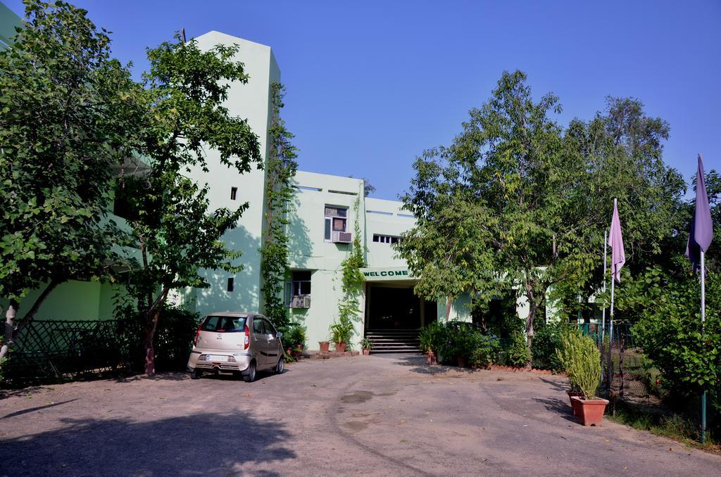 Hotel Bharatpur Ashok エクステリア 写真