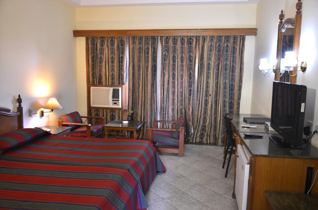Hotel Bharatpur Ashok エクステリア 写真