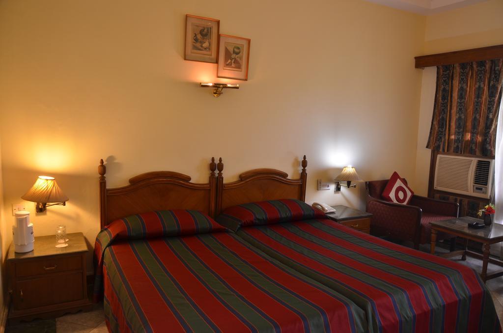 Hotel Bharatpur Ashok エクステリア 写真