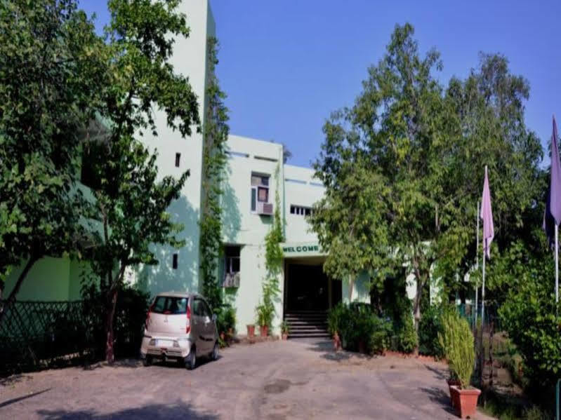 Hotel Bharatpur Ashok エクステリア 写真